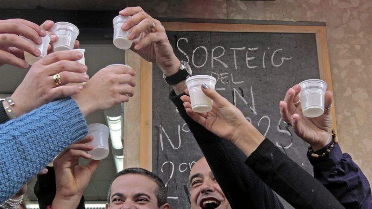 Los propietarios de la Administración nº 13 de L'Hospitalet de Llobregat, celebrando hace cinco años, el haber vendido el segundo premio del sorteo de El Niño.