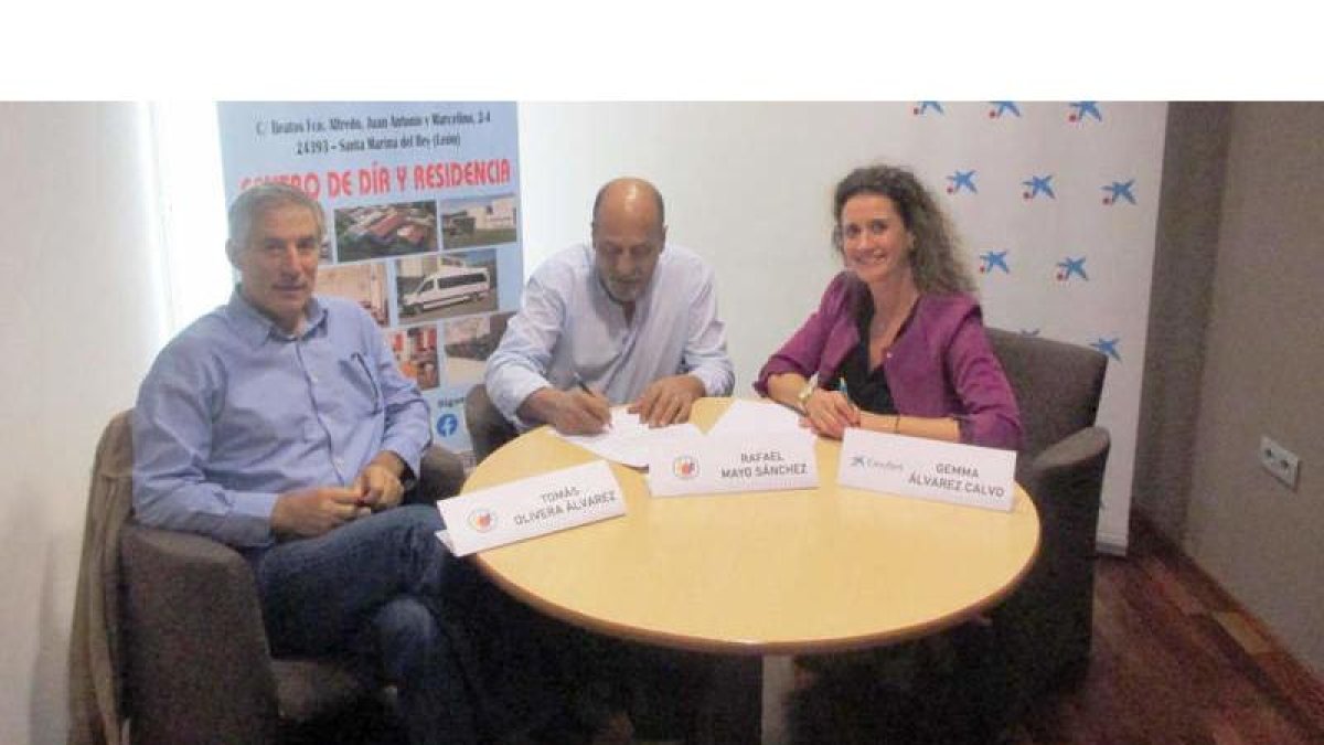 La firma del convenio tuvo lugar ayer en Santa Marina. DL