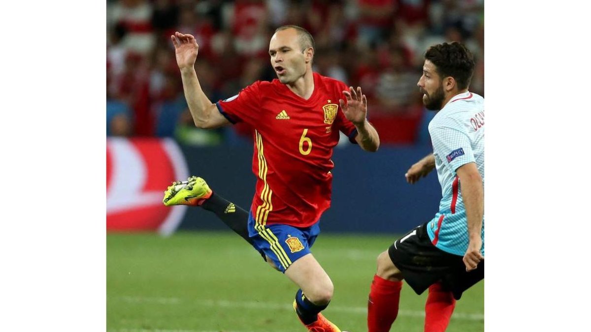 Iniesta es la manija de la selección, su jugador franquicia en esta Eurocopa. OLIVER WEIKEN