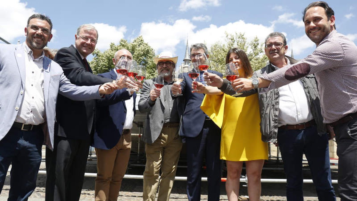 Responsables de la DO, el alcalde y el presidente de la Diputación brindaron por la feria. FERNANDO OTERO PERANDONES