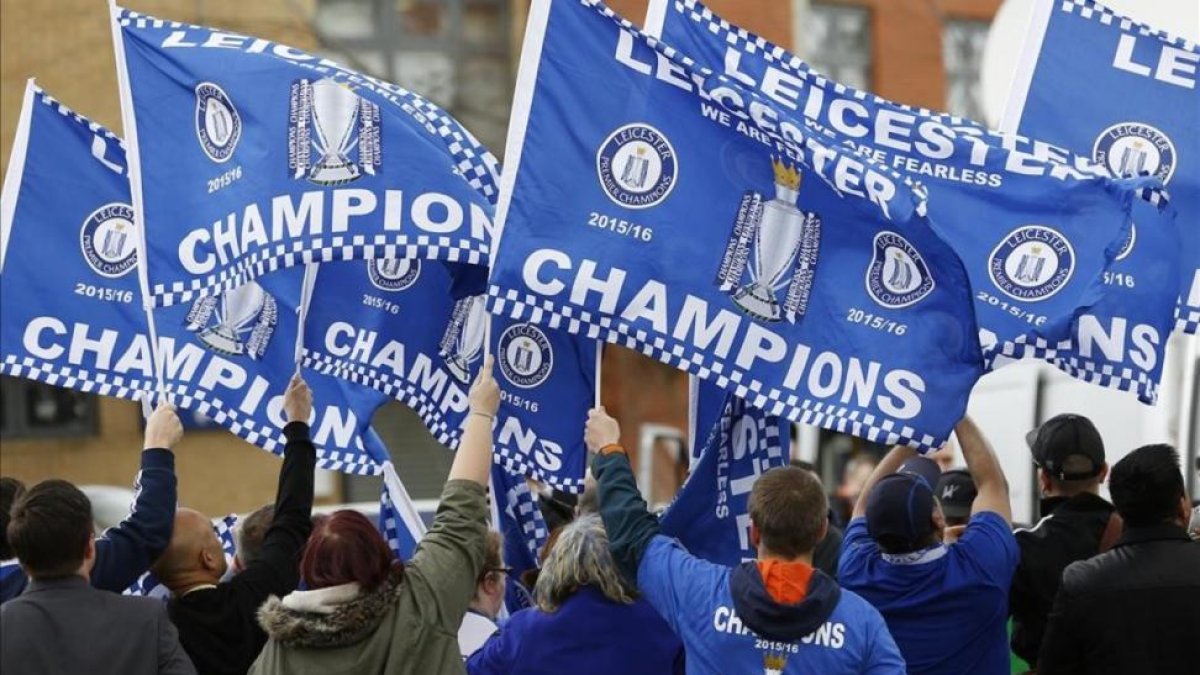 Aficionados del Leicester celebran el título de Liga.