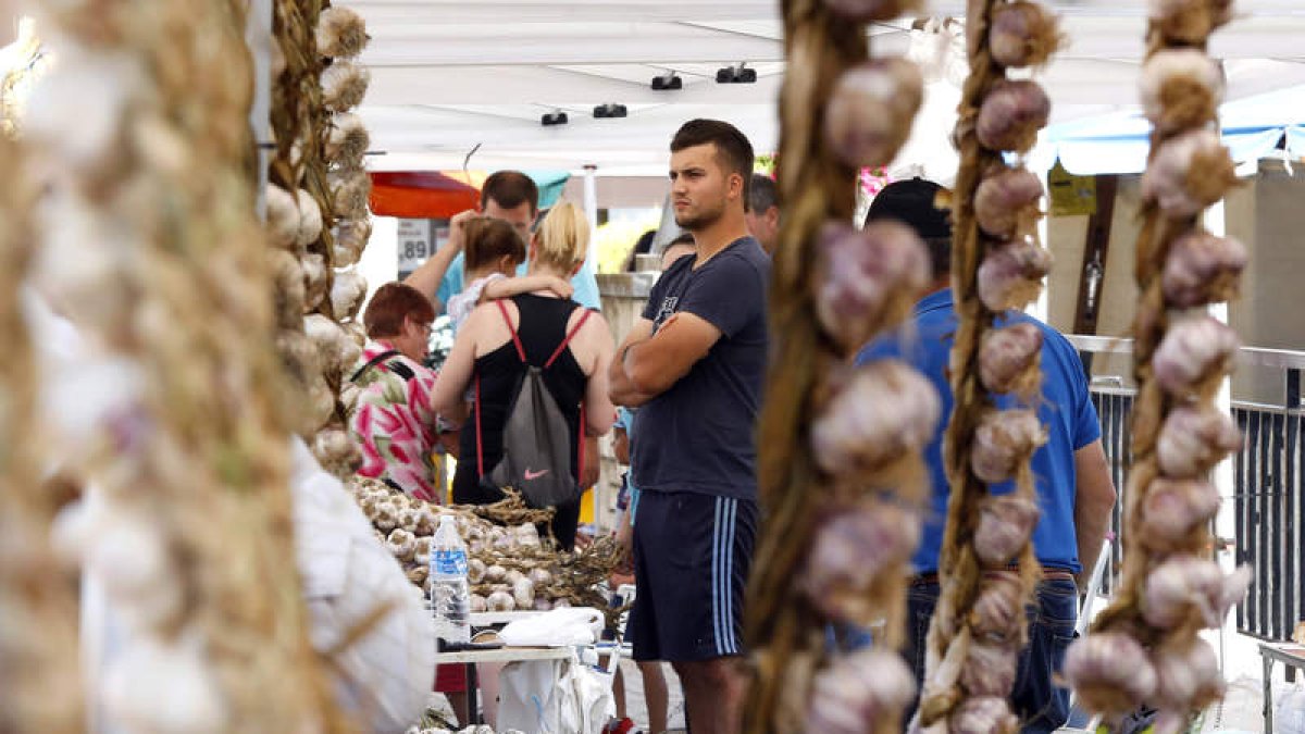 Feria del ajo en Veguellina. MARCIANO PÉREZ