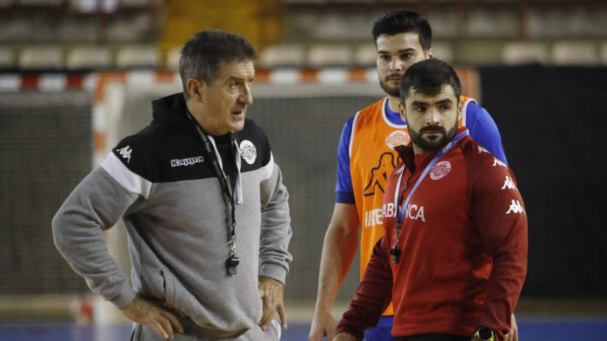 El Ademar, en la foto Cadenas, no entrenará esta semana por estar en cuarentena. JESÚS F. SALVADORES