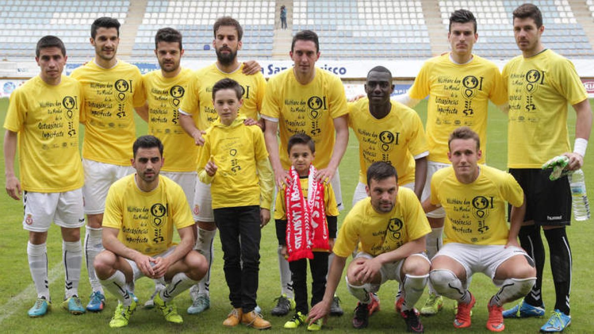 La Cultural junto al niño de Valencia de Don Juan Slavi Martínez, al que siempre ha profesado un cariño especial. SECUNDINO PÉREZ