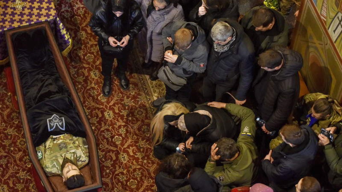 Funeral de un soldado ucraniano muerto en el frente. OLEG PETRASYUK