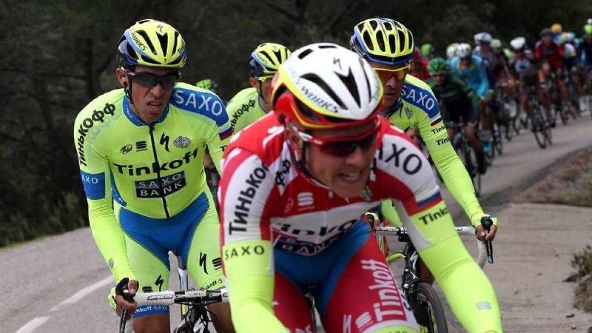 Contador arorpado por su equipo.