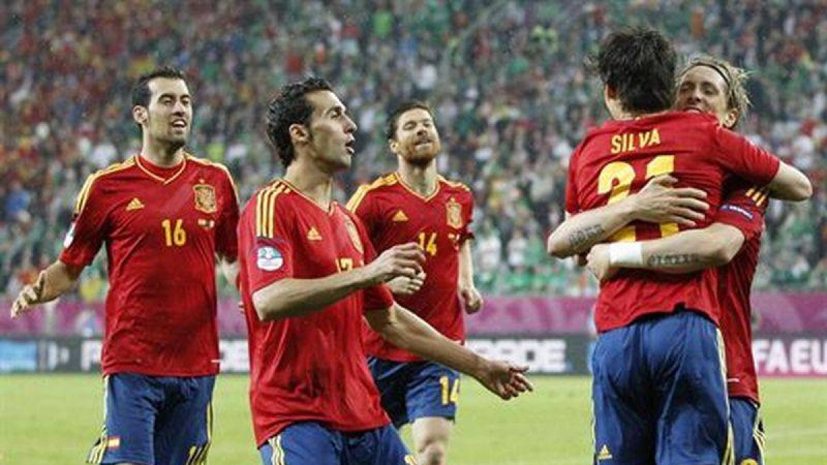 Varios jugadores de la selección celebran el gol anotado por Silva ante Irlanda.