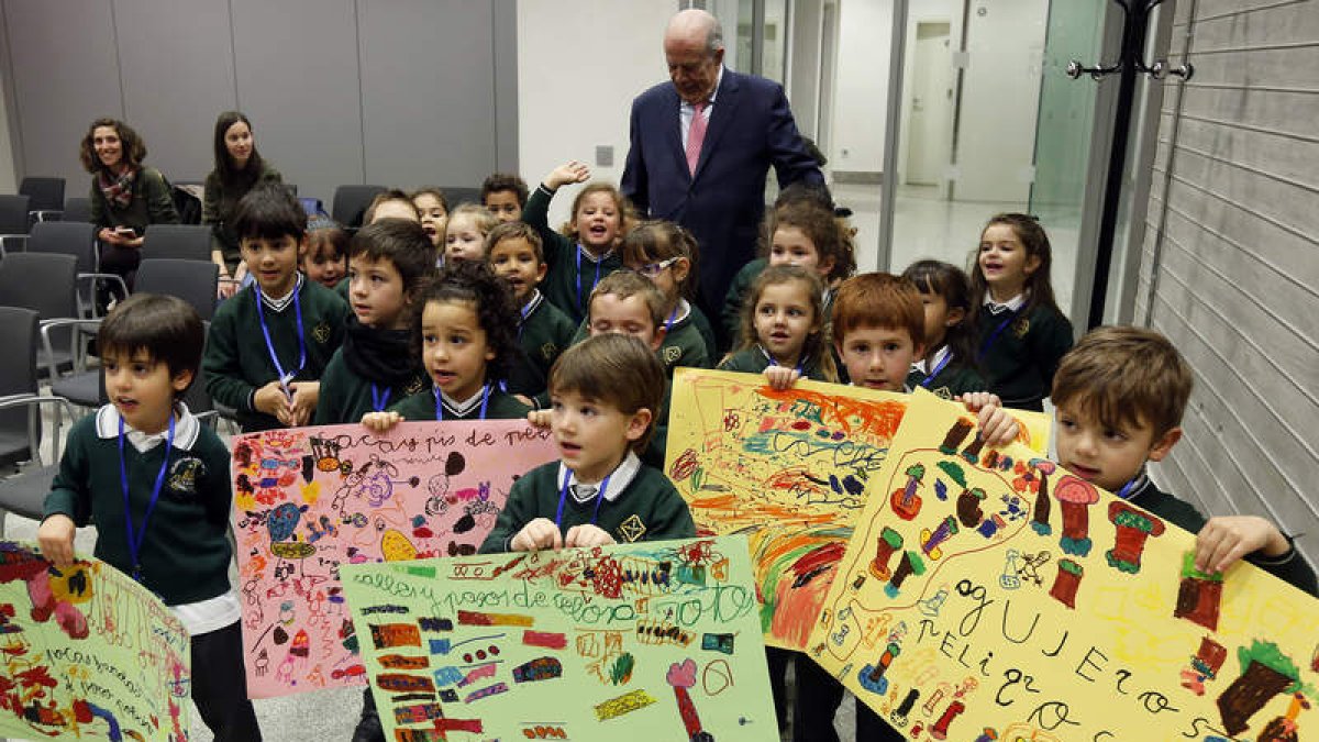 Los escolares muestran las pancartas reivindicativas sobre el barrio del Ejido. MARCIANO PÉREZ
