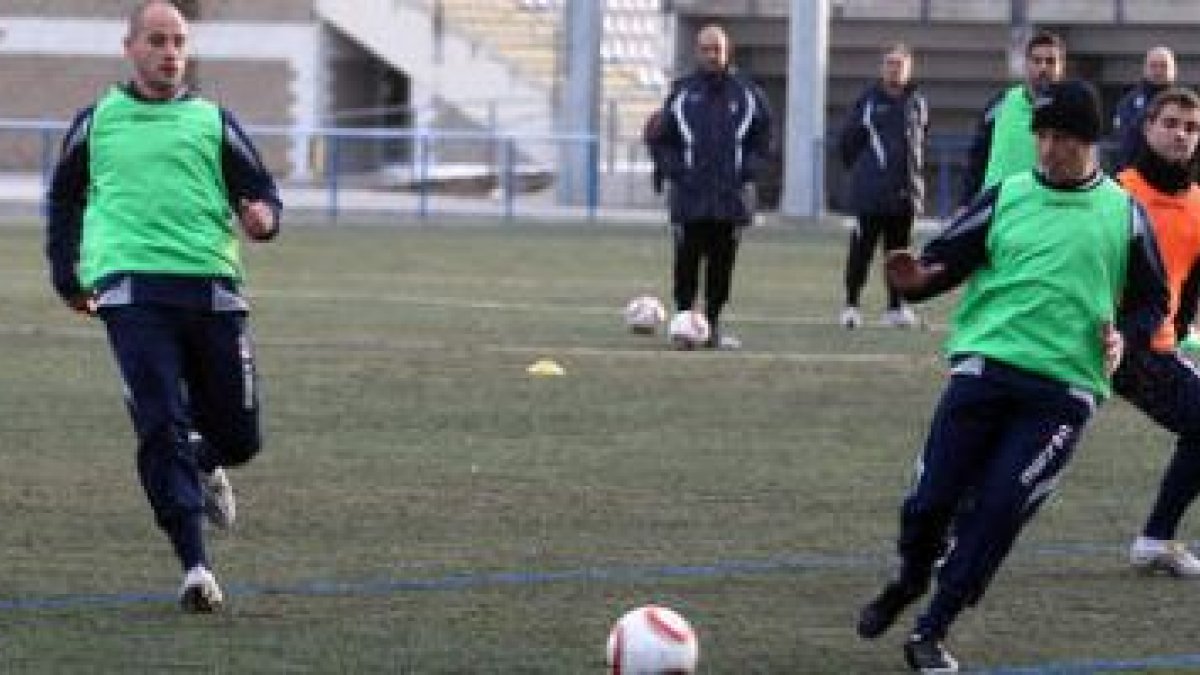 Los jugadores de la Cultural entrenaron en el campo de césped artificial del Área Deprtiva de Puente