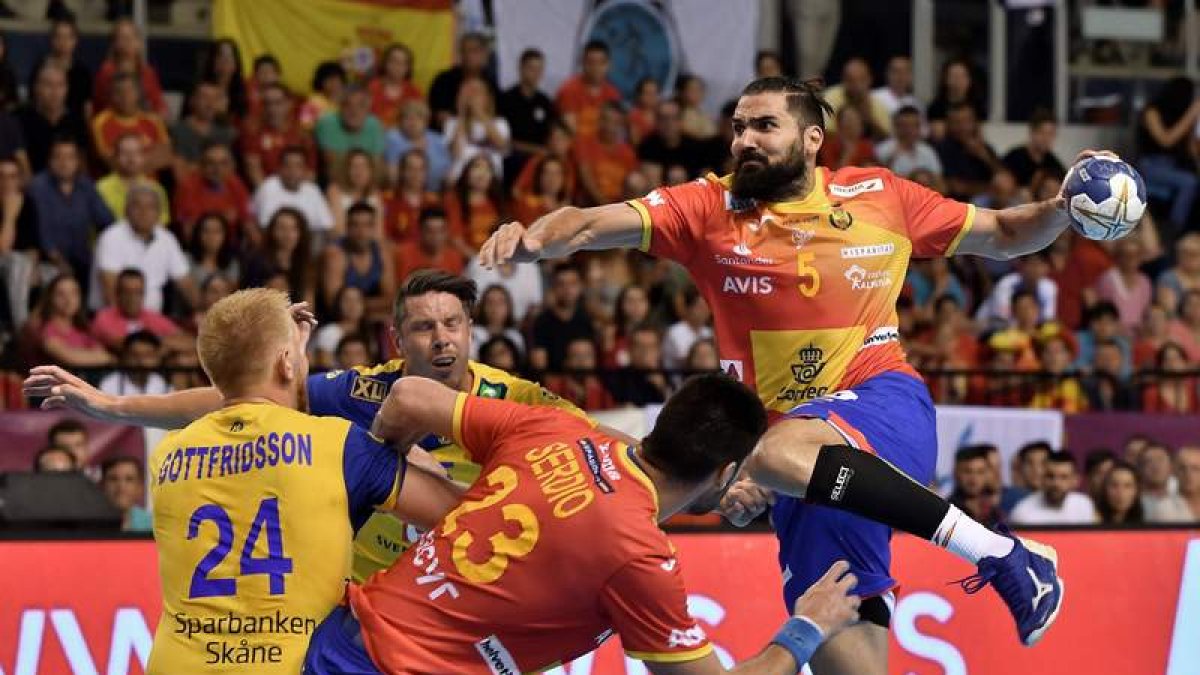 Maqueda lanza a puerta durante el partido ante Suecia de la EHF Euro Cup. CARLOS BARBA