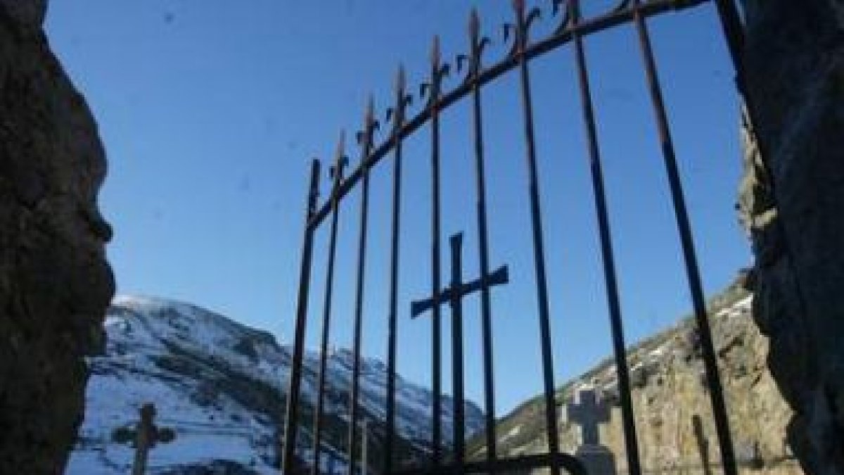 El pequeño tamaño de los cementerios rurales y alto índice de muertes provocan su colapso.