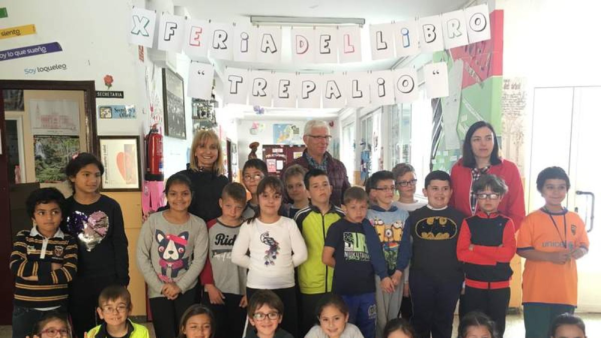 Gancedo y Flórez, junto a los niños de 2º de Primaria del Trepalio. DL
