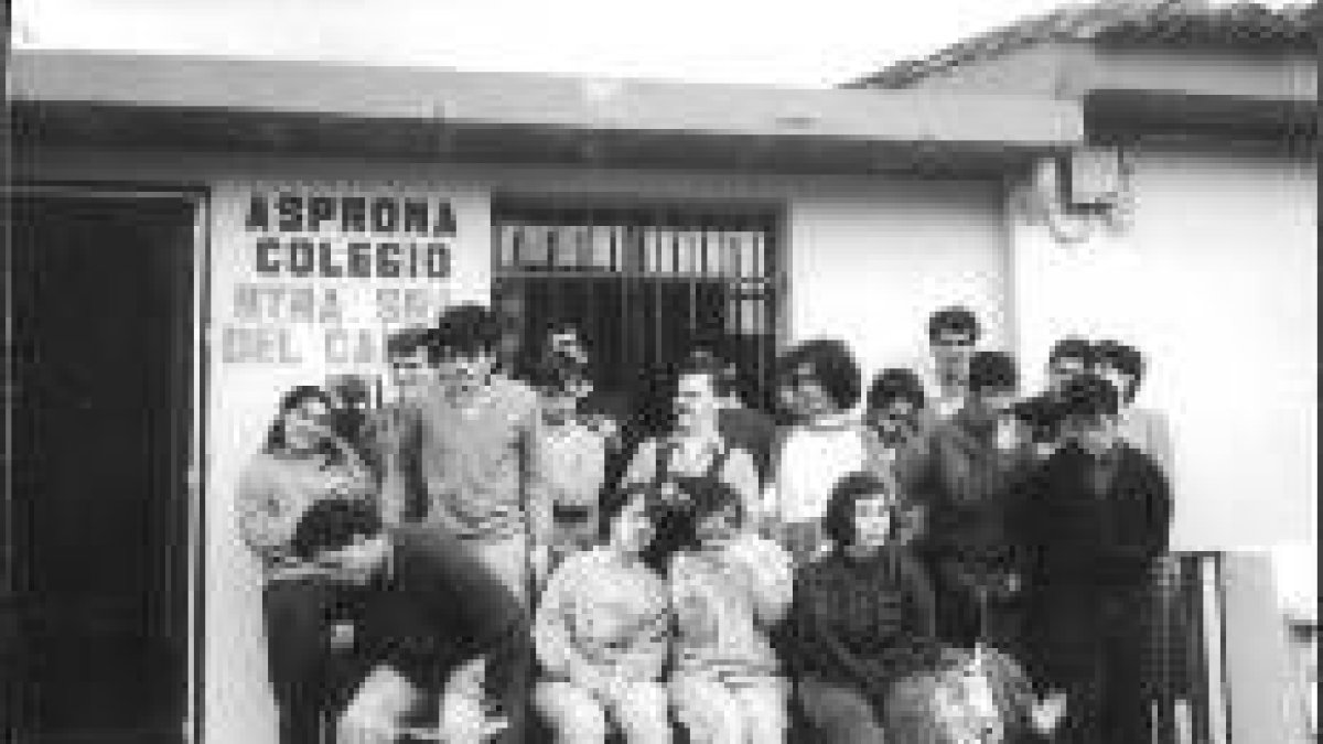 Algunas de las sonrisas que han construido la historia de Asprona