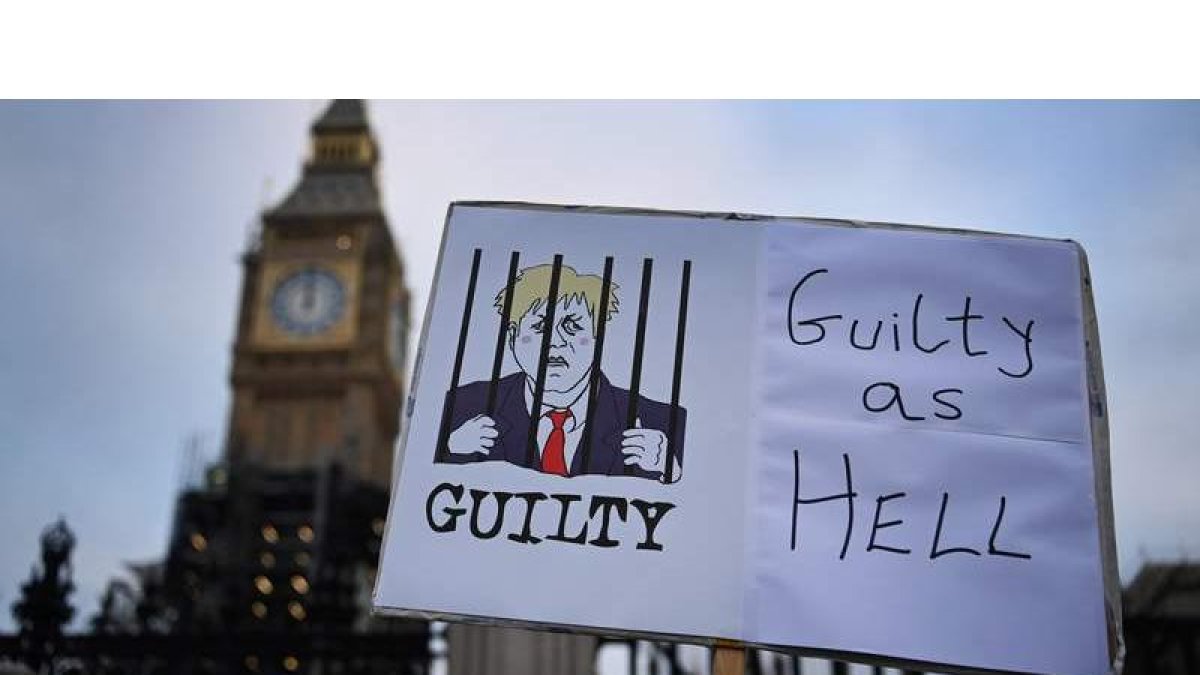 Imagen de un cartel de Boris Johnson con la leyenda ‘Tan culpable como el infierno’. EFE
