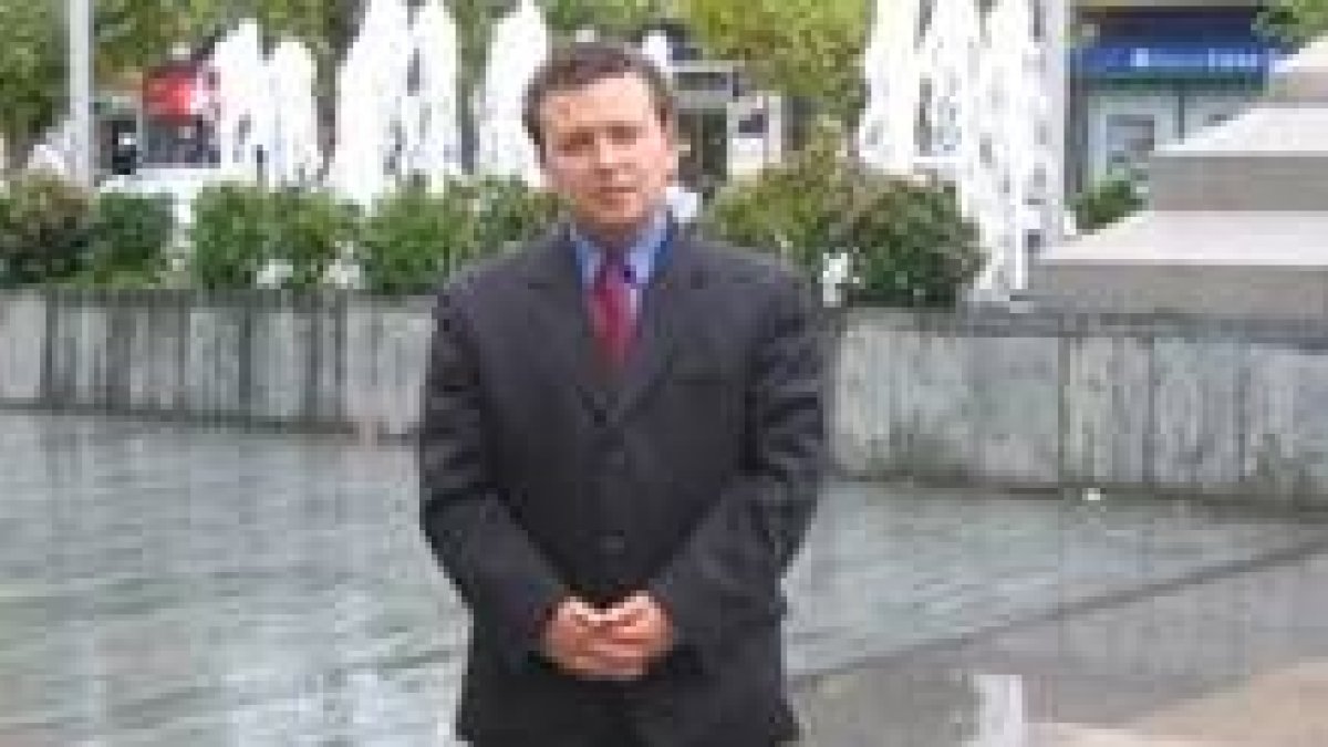 Pablo González «Peyuca» posa ante la fuente de la plaza de Santocildes de Astorga