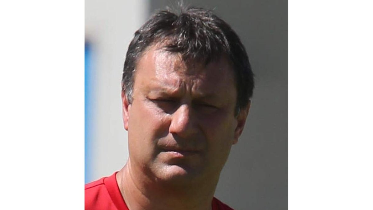 José Manuel Díaz no cesó de dar órdenes desde su banquillo a sus jugadores durante el partido disputado en El Toralín.