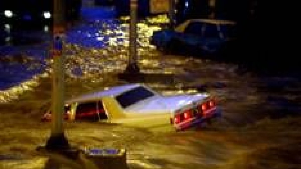Un coche navega por las calles de La Meca, ciudad que sufrió ayer un inusual aguacero