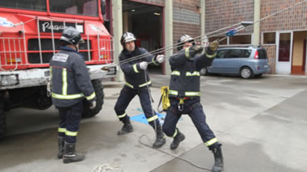 Los bomberos de León, durante una exhibición en sus instalaciones