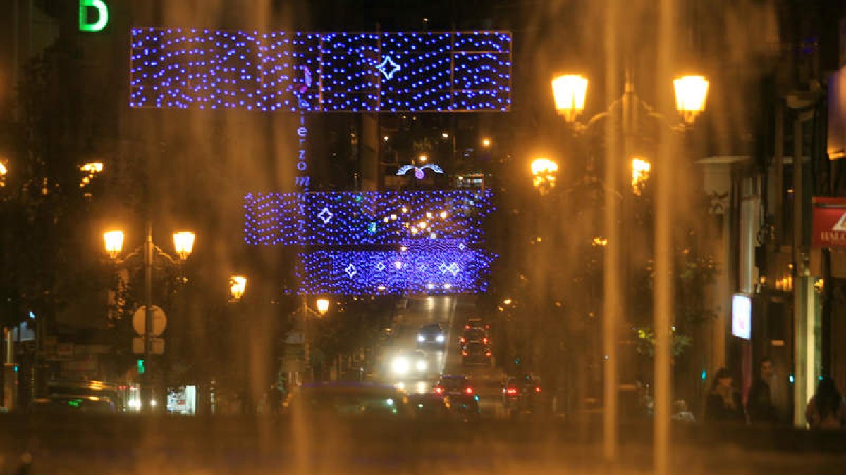 Ponferrada encendió ayer la iluminación navideña en sus principales avenidas.