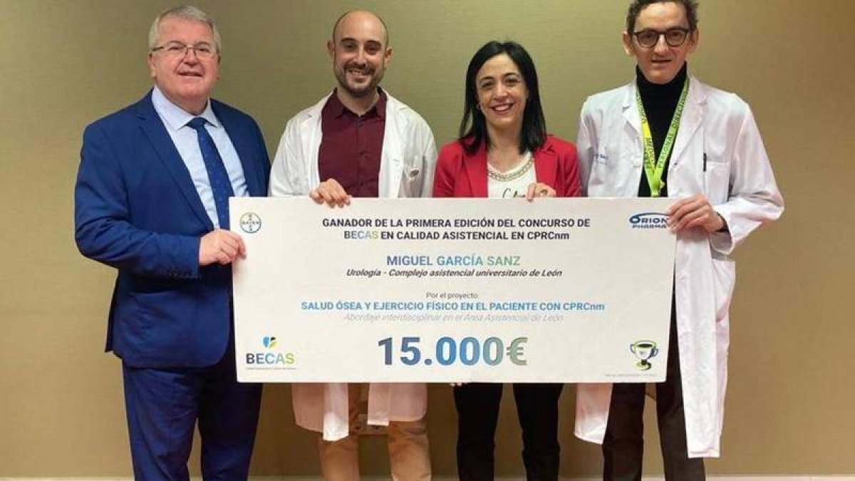 Miguel García Sanz, con el cheque simbólico de la beca. DL