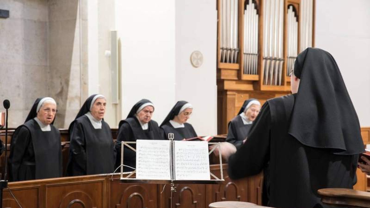 Un momento de la liturgia monástica cantada en gregoriano. MONASTERIO SANTA MARÍA DE CARBAJAL