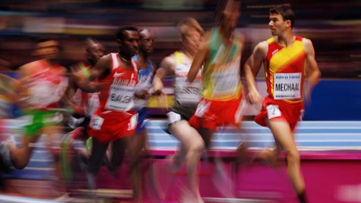 Adel Mechaal controla su semifinal de 3.000 metros en Birmingham.