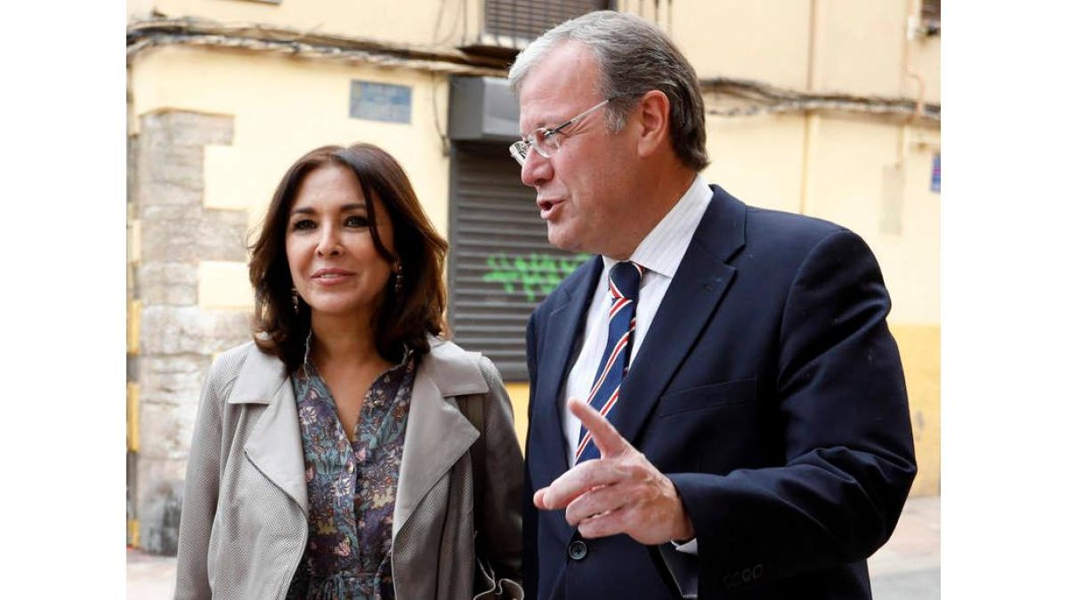 Isabel Gemio y Antonio Silván, ayer, poco antes del comienzo de la rueda de prensa de presentación de la gala solidaria. MARCIANO PÉREZ
