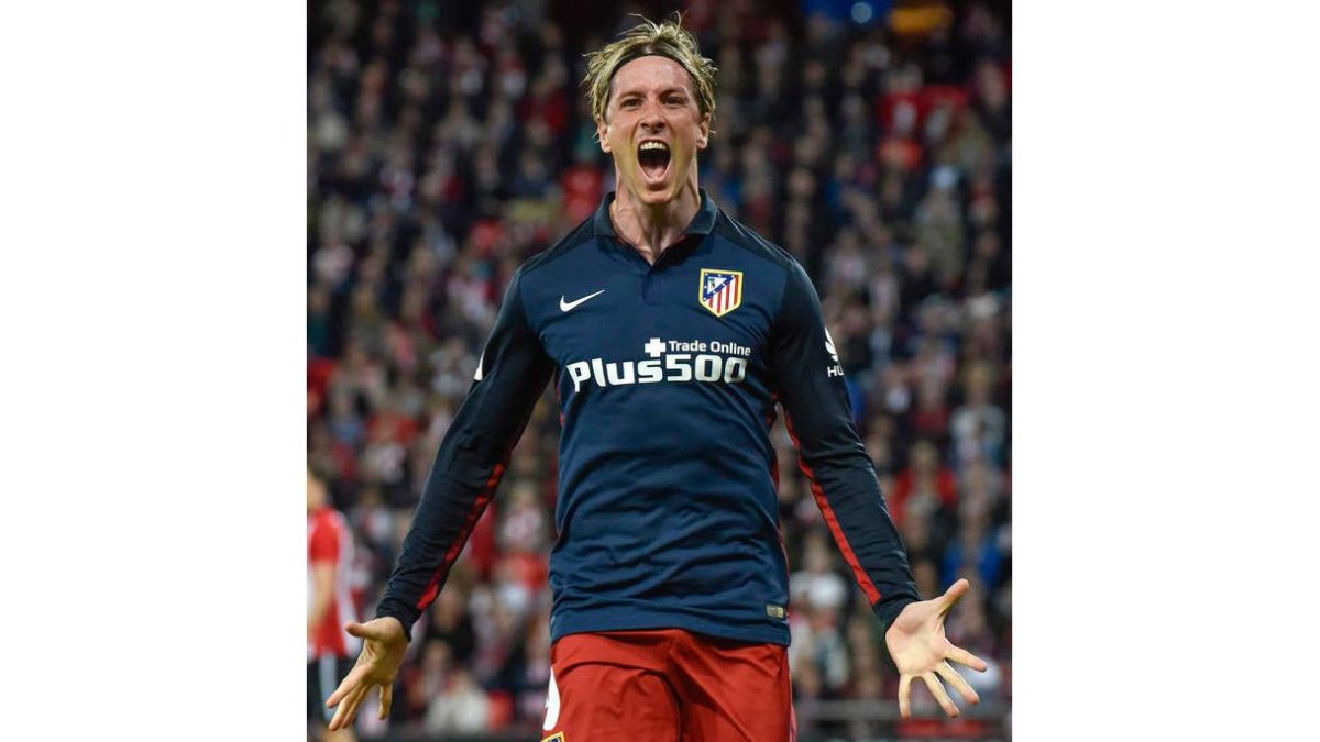 Fernando Torres celebra el gol que marcó su equipo, el Atlético, frente al Athletic. MIGUEL TOÑA