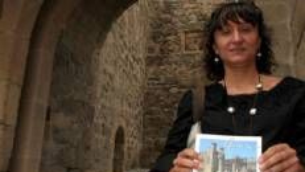 La concejala de Cultura, Susana Téllez, durante la presentación de la nueva guía del castillo