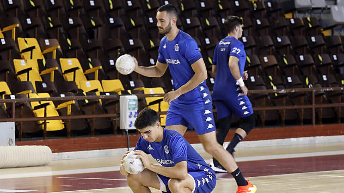 El Ademar afronta una semana más de entrenamientos con vistas al inicio de la temporada. MARCIANO PÉREZ