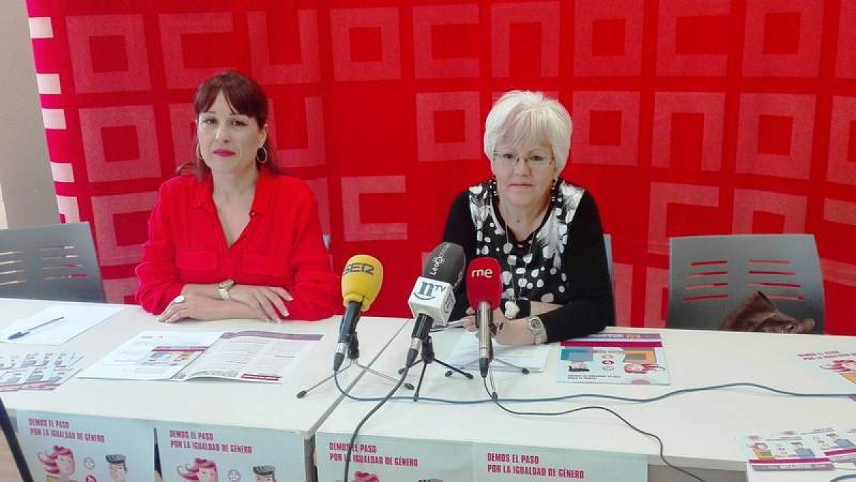 Ana Olego y Rosa Castro, en la rueda de prensa. DL