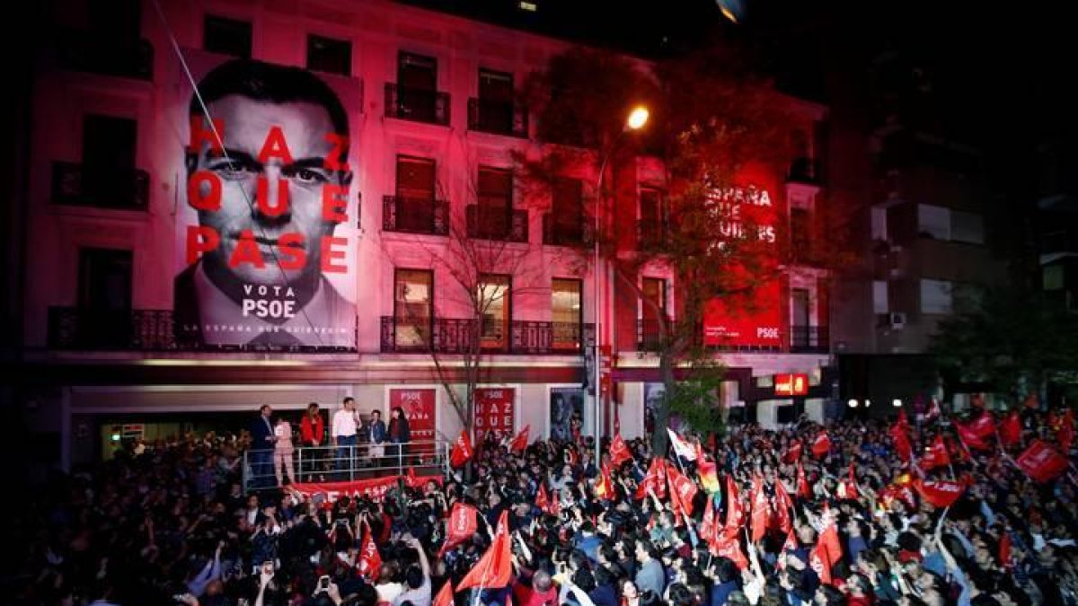 Simpatizantes socialistas celebran el resultado del PSOE en las elecciones generales, en la sede socialista en la Calle Ferraz de Madrid.
