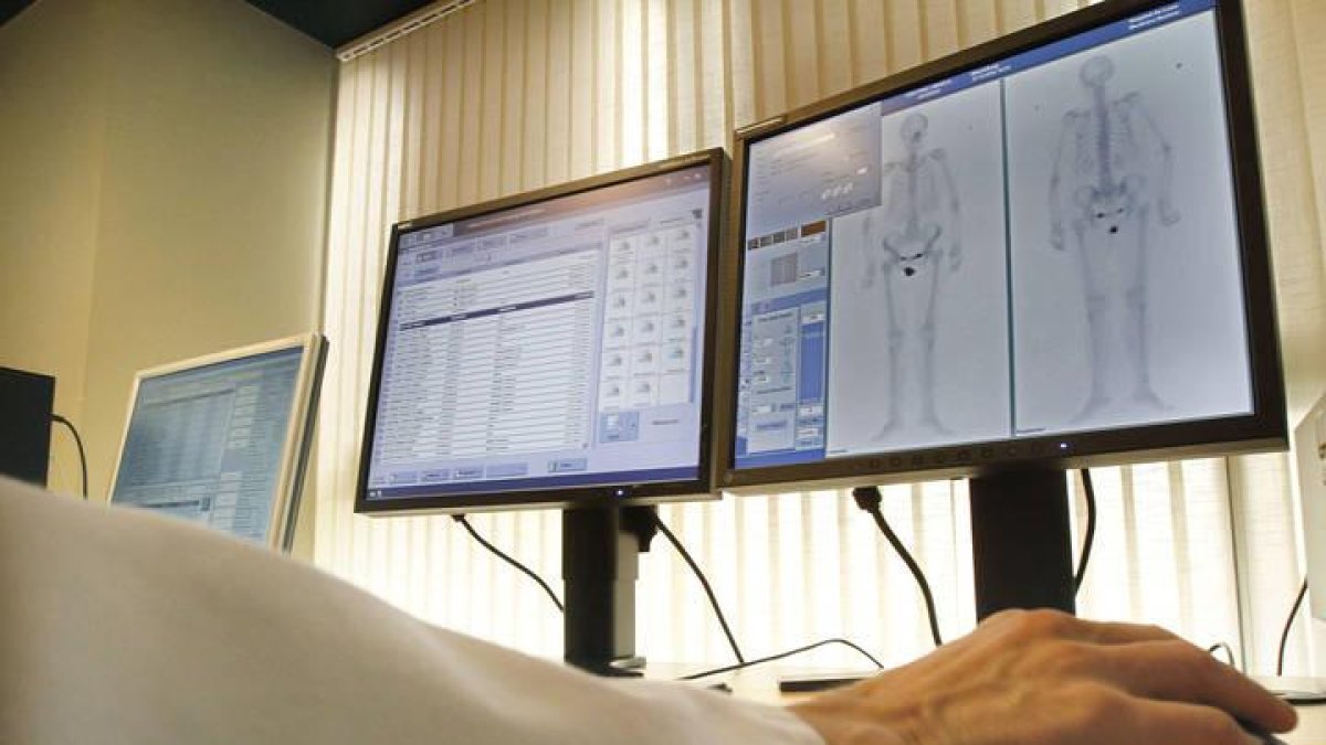 Un médico consultando el historial de un paciente.