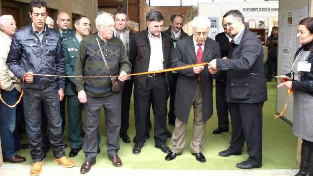 La autoridades, en el momento de inaugurar la Feria Reinatur en Boca de Huérgano.