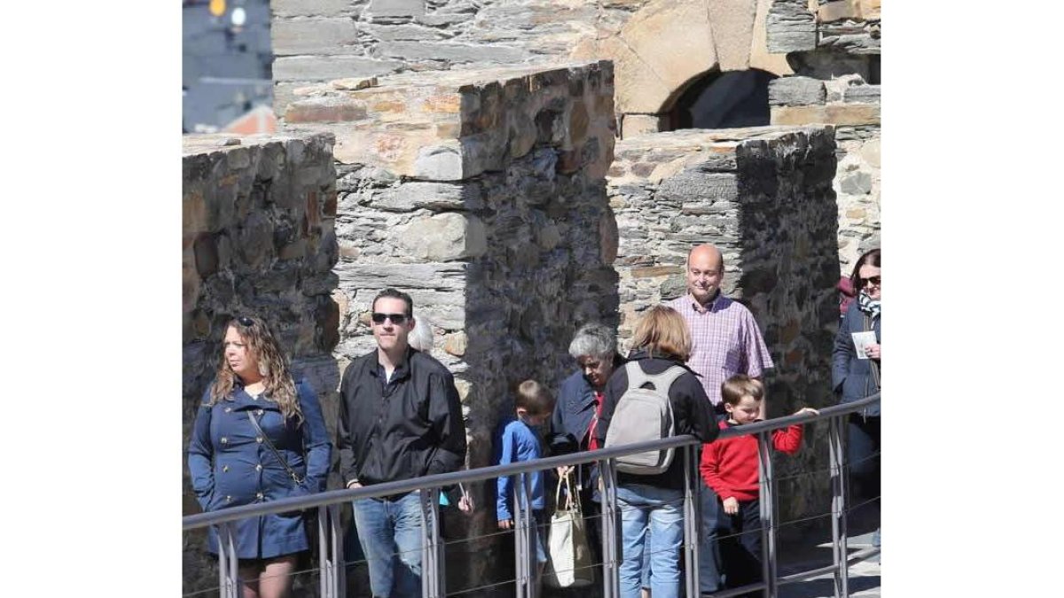 Un grupo de turistas a la entrada del Castillo. L. DE LA MATA