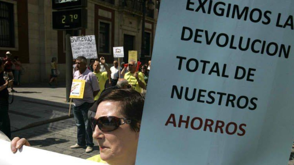 Los afectados por las preferentes siguen preparando las demandas contra Banco Ceiss.