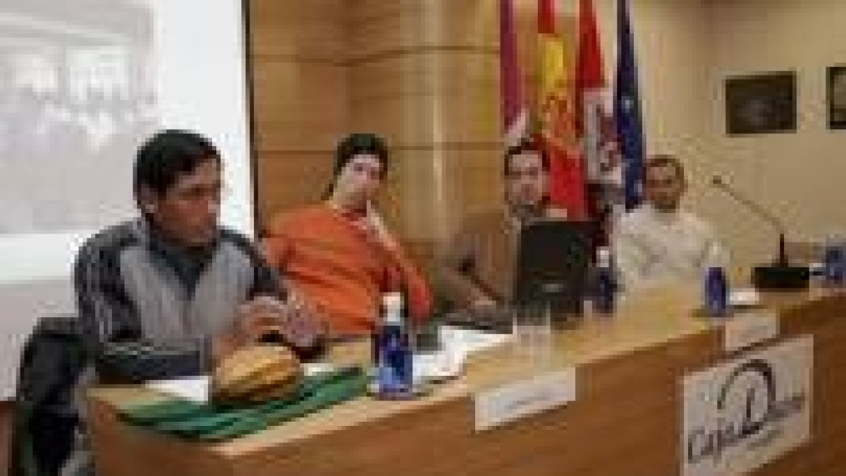 Quispe, Prieto y Quintela durante la conferencia en el club del Diario