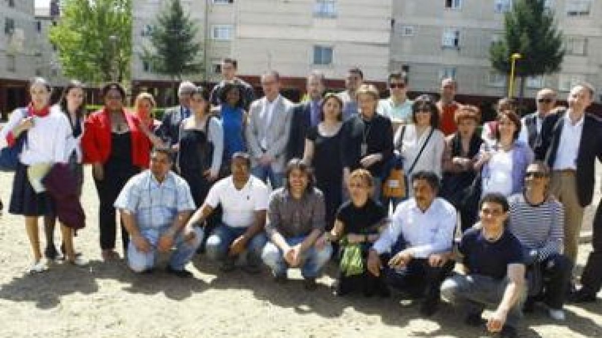 Los alumnos y alumnas y los asistentes a la clausura.