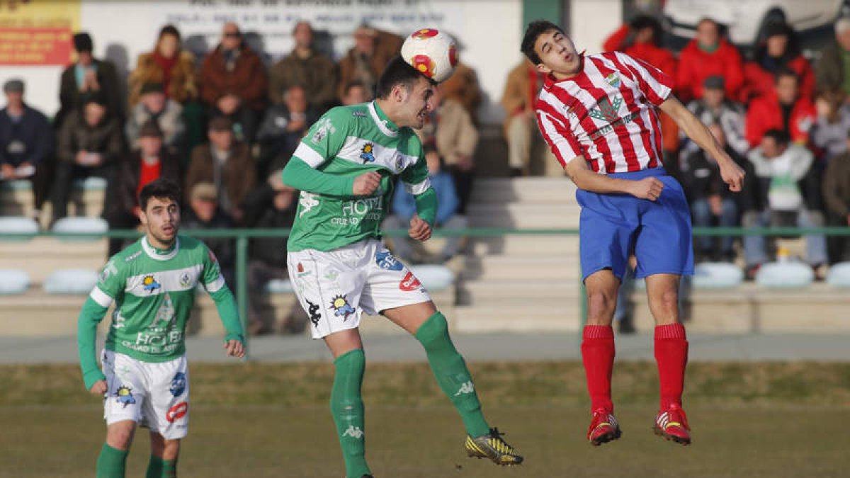 El equipo maragato busca un triunfo ante el Almazán que le consolide en la cabeza de la tabla.