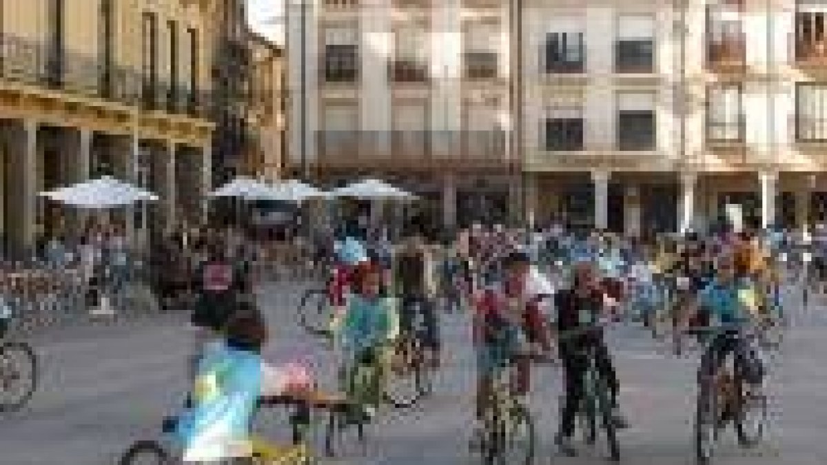 Cientos de personas participaron en la marcha en bicicleta que tuvo lugar ayer en Astorga