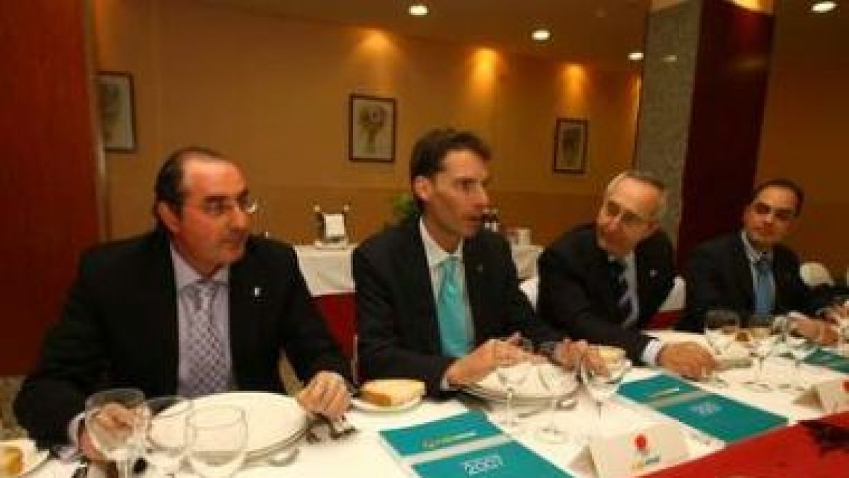 Estébanez, Ortega, De la Figuera y Majarrés, durante el encuentro con la prensa berciana