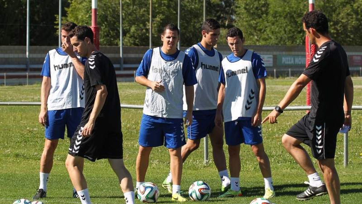Los jugadores de la Culturtal preparan el encuentro de hoy frente al Coruxo