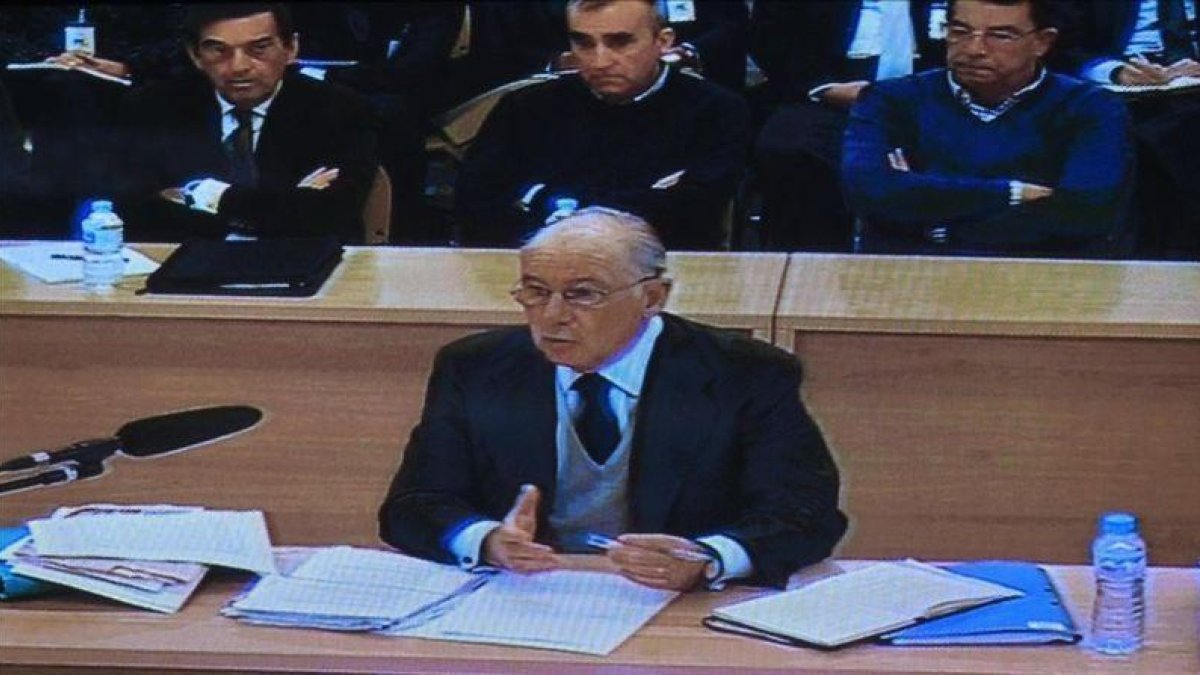 Fotografia del monitor de la sala de prensa de la sede de la Audiencia Nacional en San Fernando de Henares con la declaracion del expresidente de Bankia Rodrigo Rato.