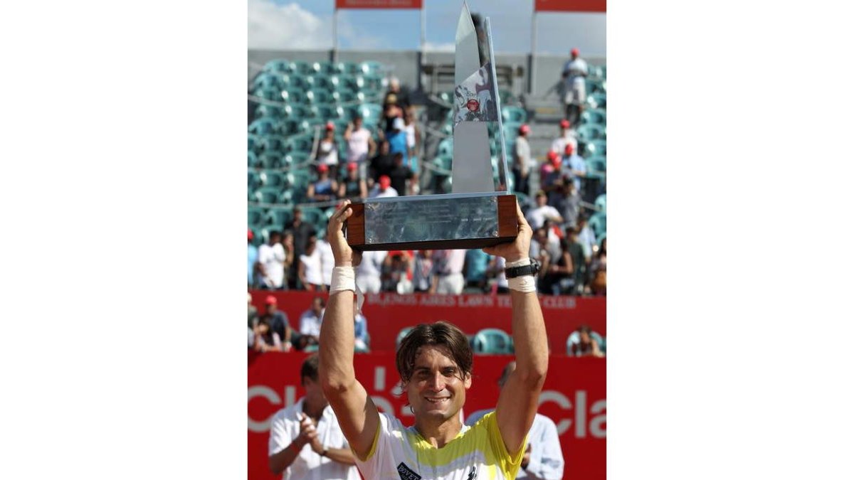 Un exultante Ferrer levanta el trofeo de ganador.
