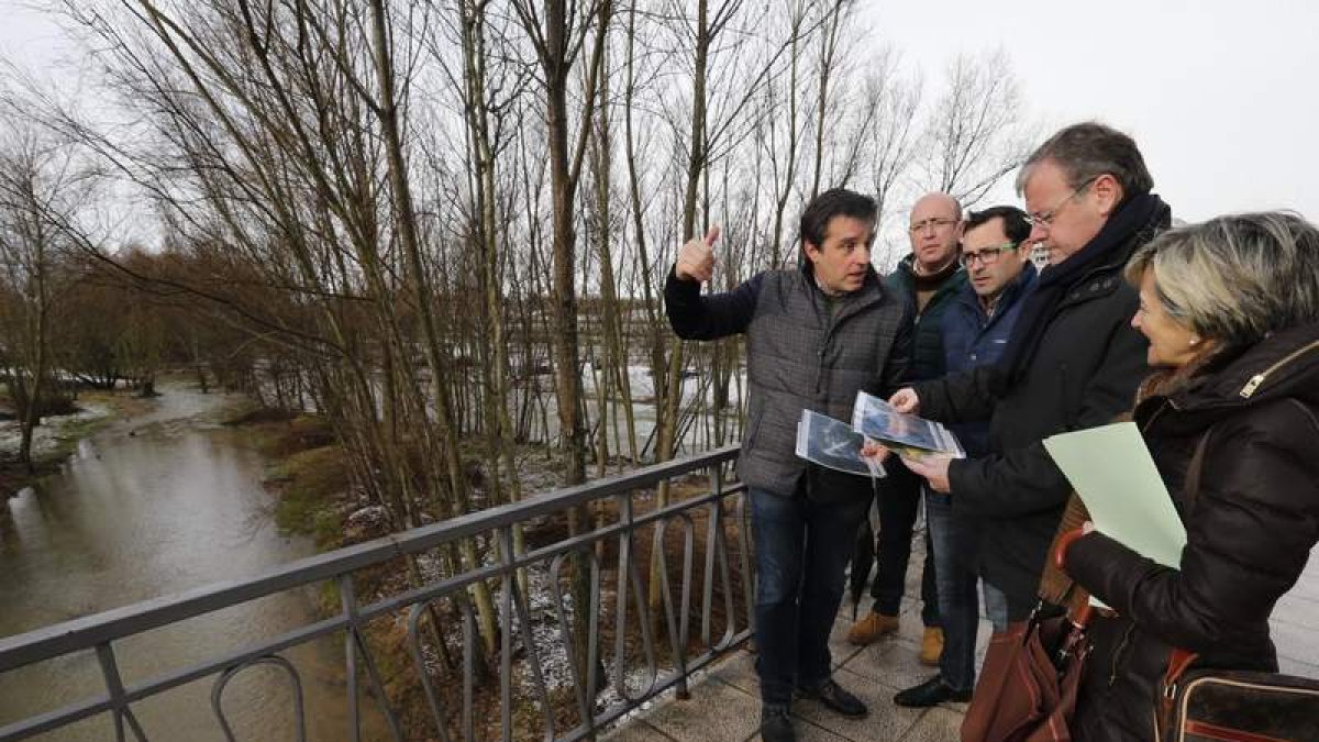 Silván y Franco reciben las explicaciones de los técnicos sobre las intervenciones en el río