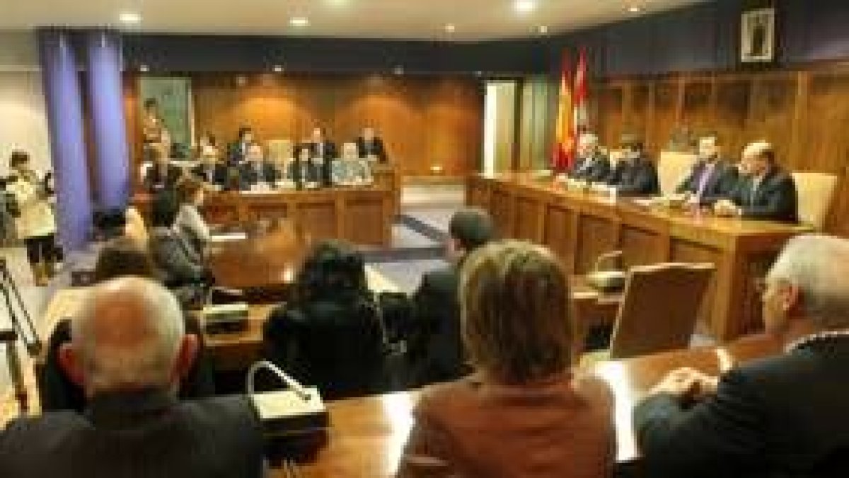 El Pleno que celebró el aniversario de la Constitución de 1978 tuvo un tono solemne e institucional