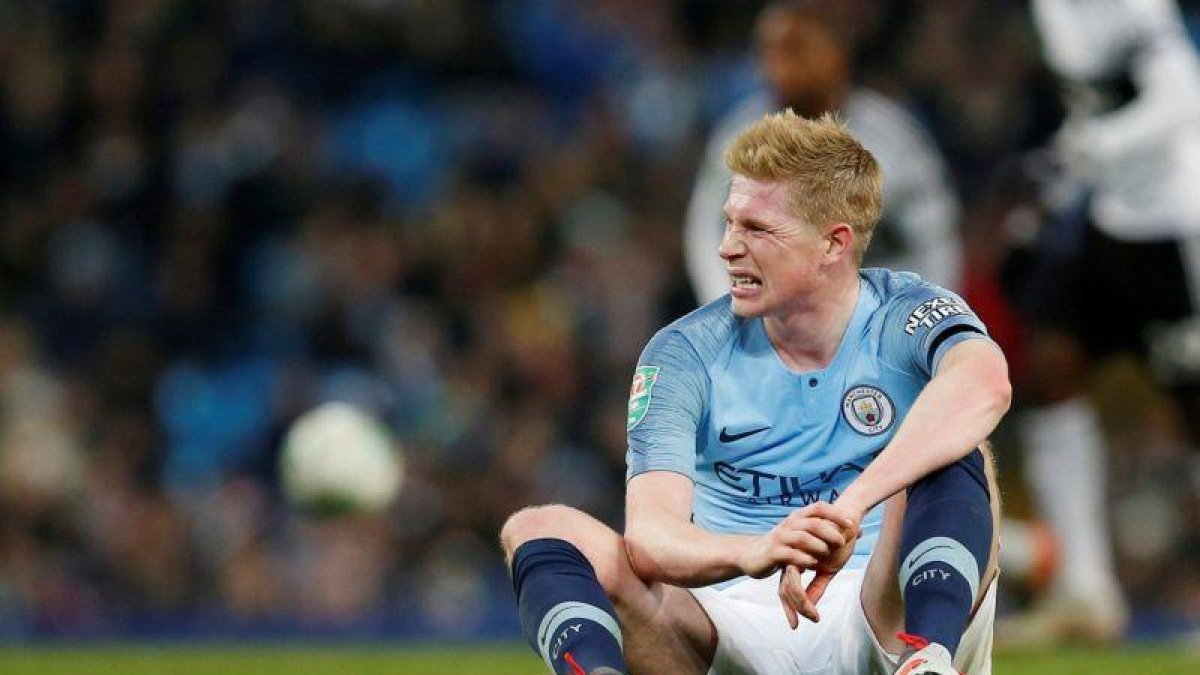 De Bruyne, tras caer lesionado.