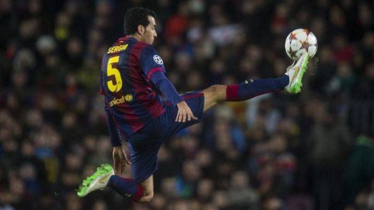 Busquets hace un control durante un partido en el Camp Nou.