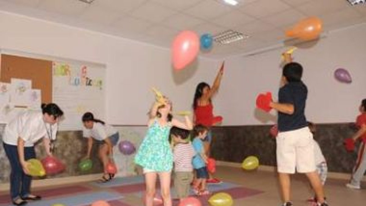 Los más pequeños disfrutan de las actividades programadas en el Centro Alzhéimer de León para este v