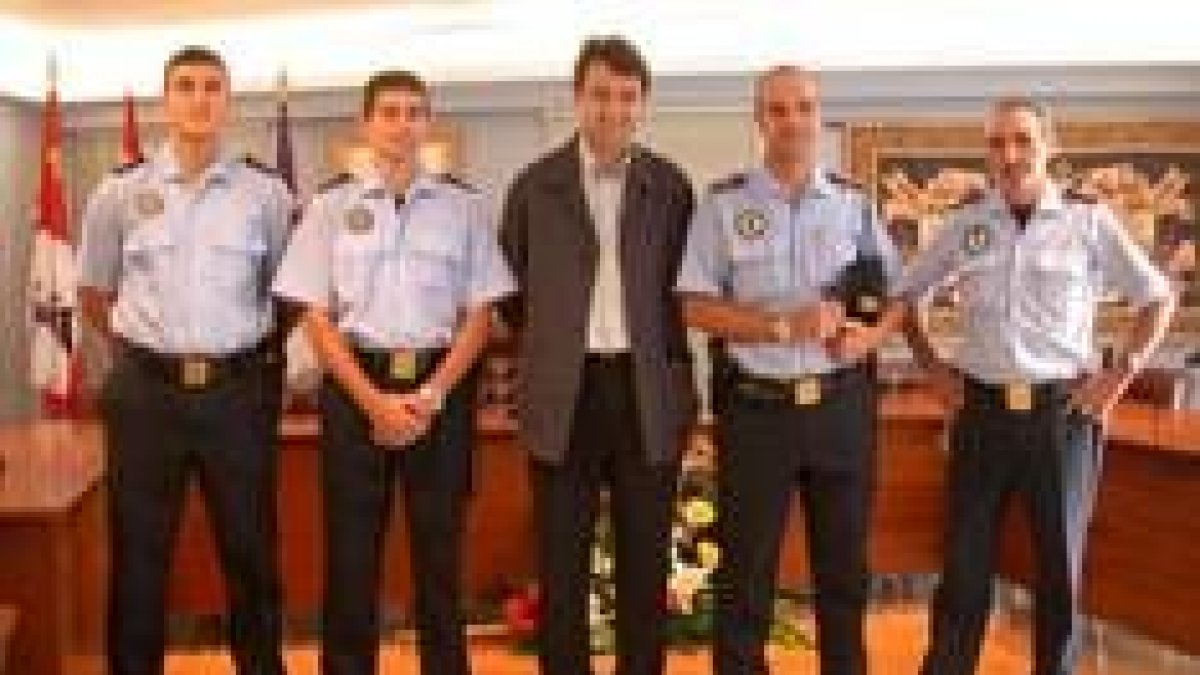 El alcalde de Valencia de Don Juan junto a los nuevos policías locales